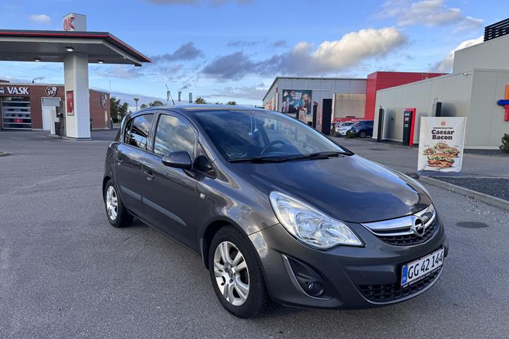 Grå Opel Corsa fra 2011