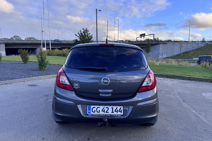 Grå Opel Corsa fra 2011