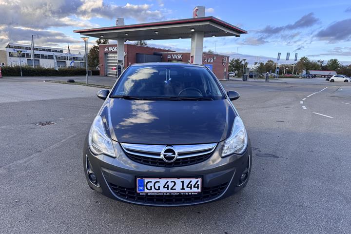 Grå Opel Corsa fra 2011