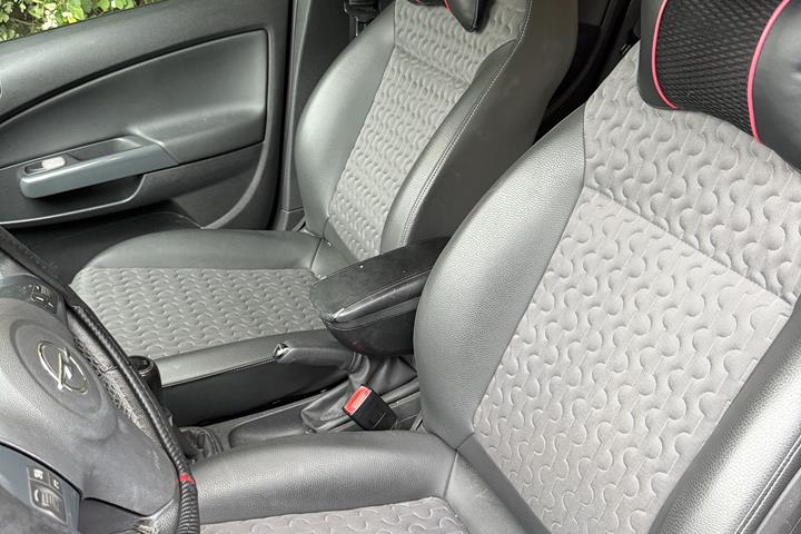 Grå Opel Corsa fra 2011