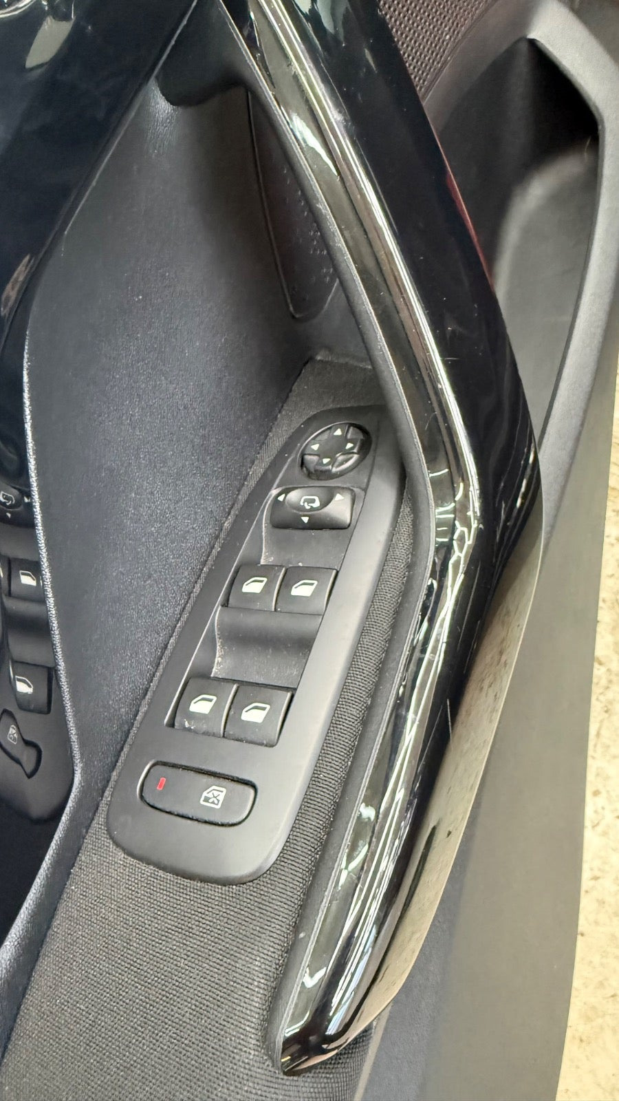 Grå Peugeot 208 fra 2018