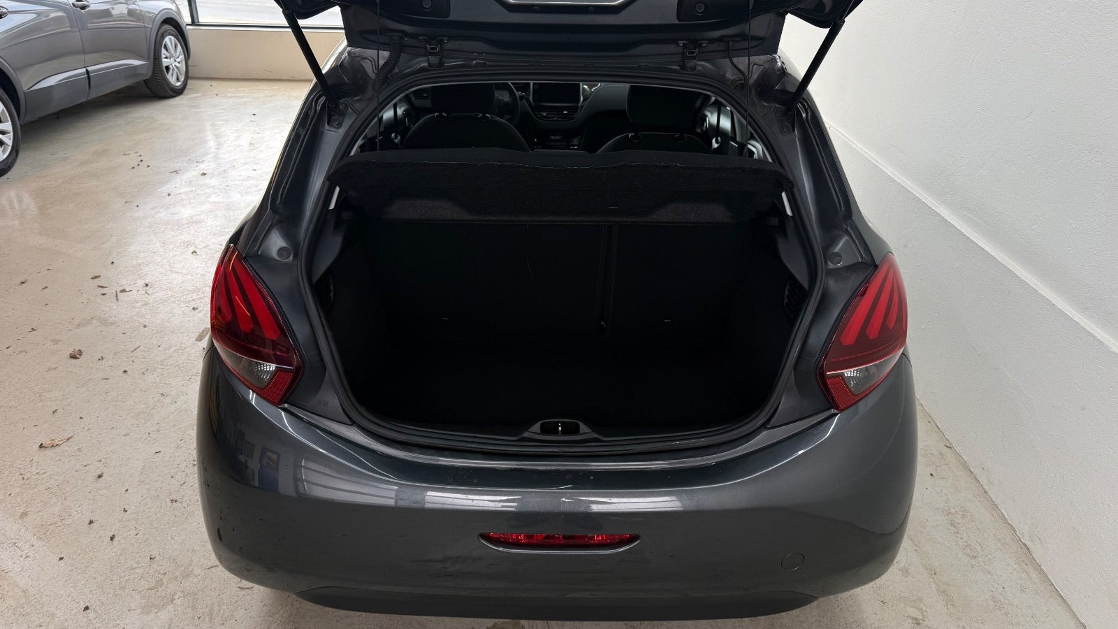 Grå Peugeot 208 fra 2018