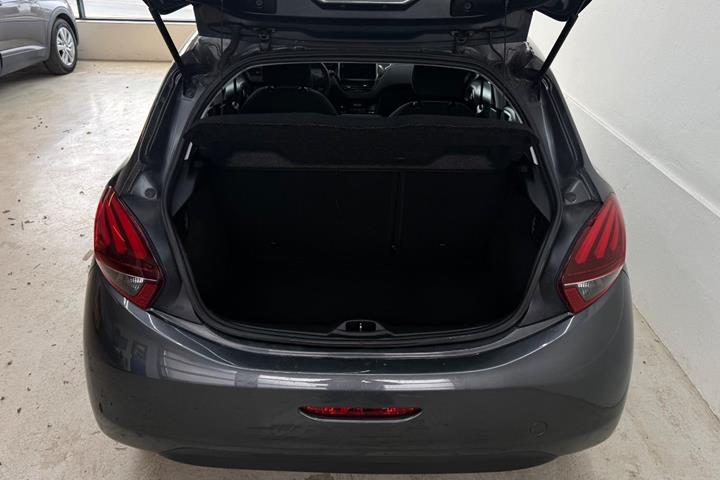 Grå Peugeot 208 fra 2018