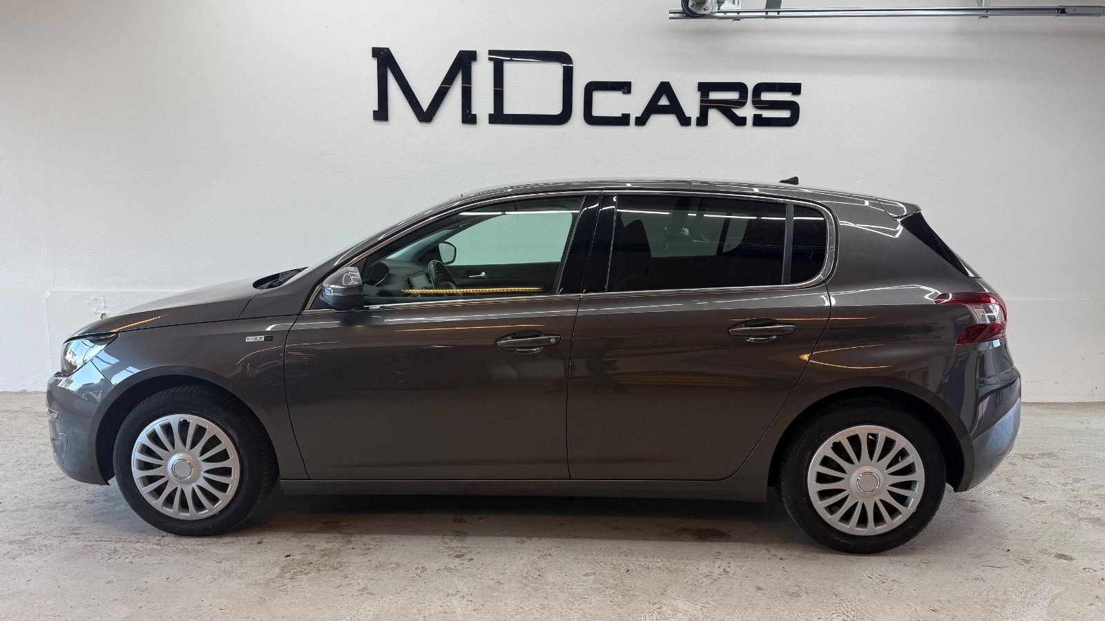 Grå Peugeot 308 fra 2016
