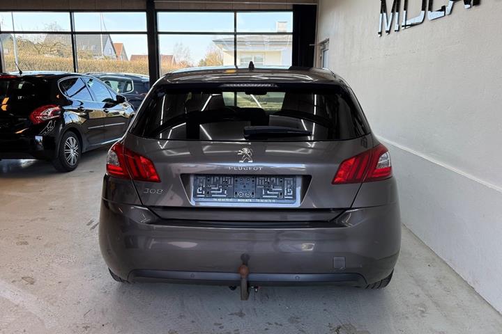 Grå Peugeot 308 fra 2016