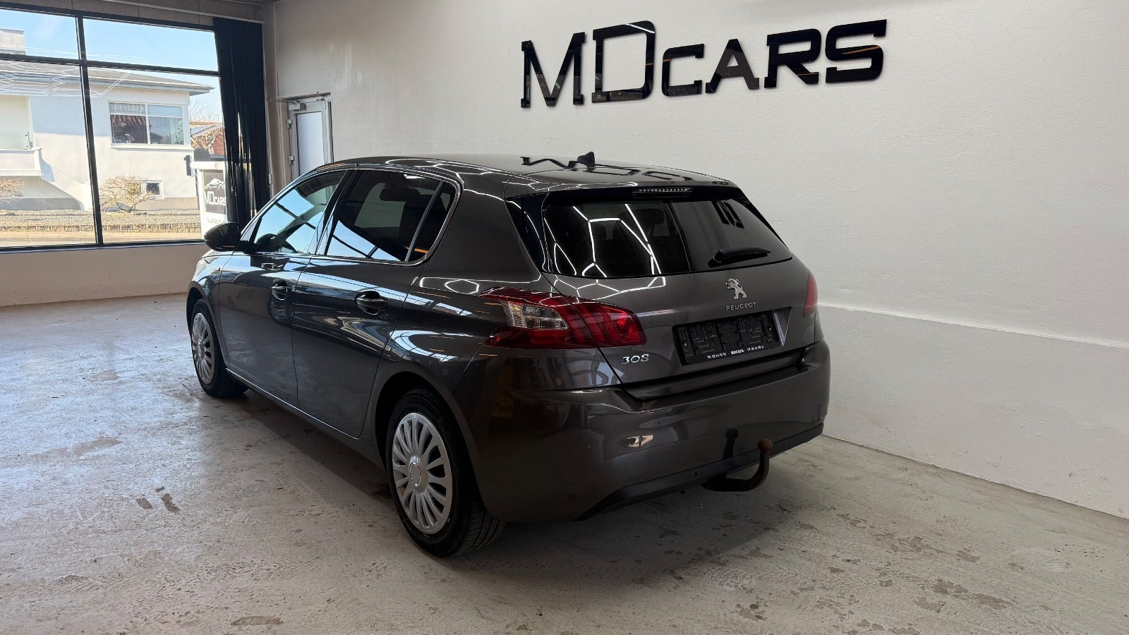 Grå Peugeot 308 fra 2016