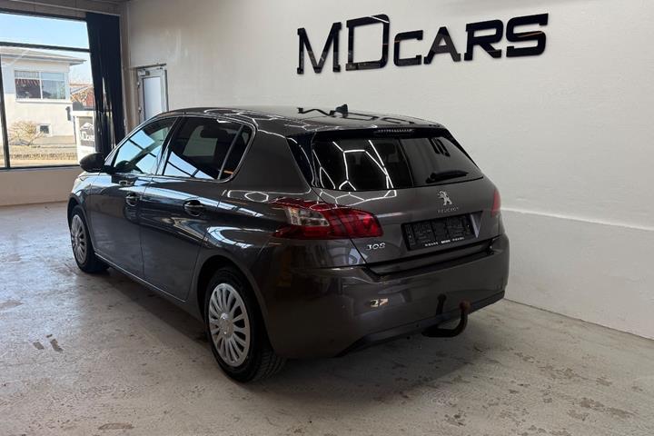 Grå Peugeot 308 fra 2016