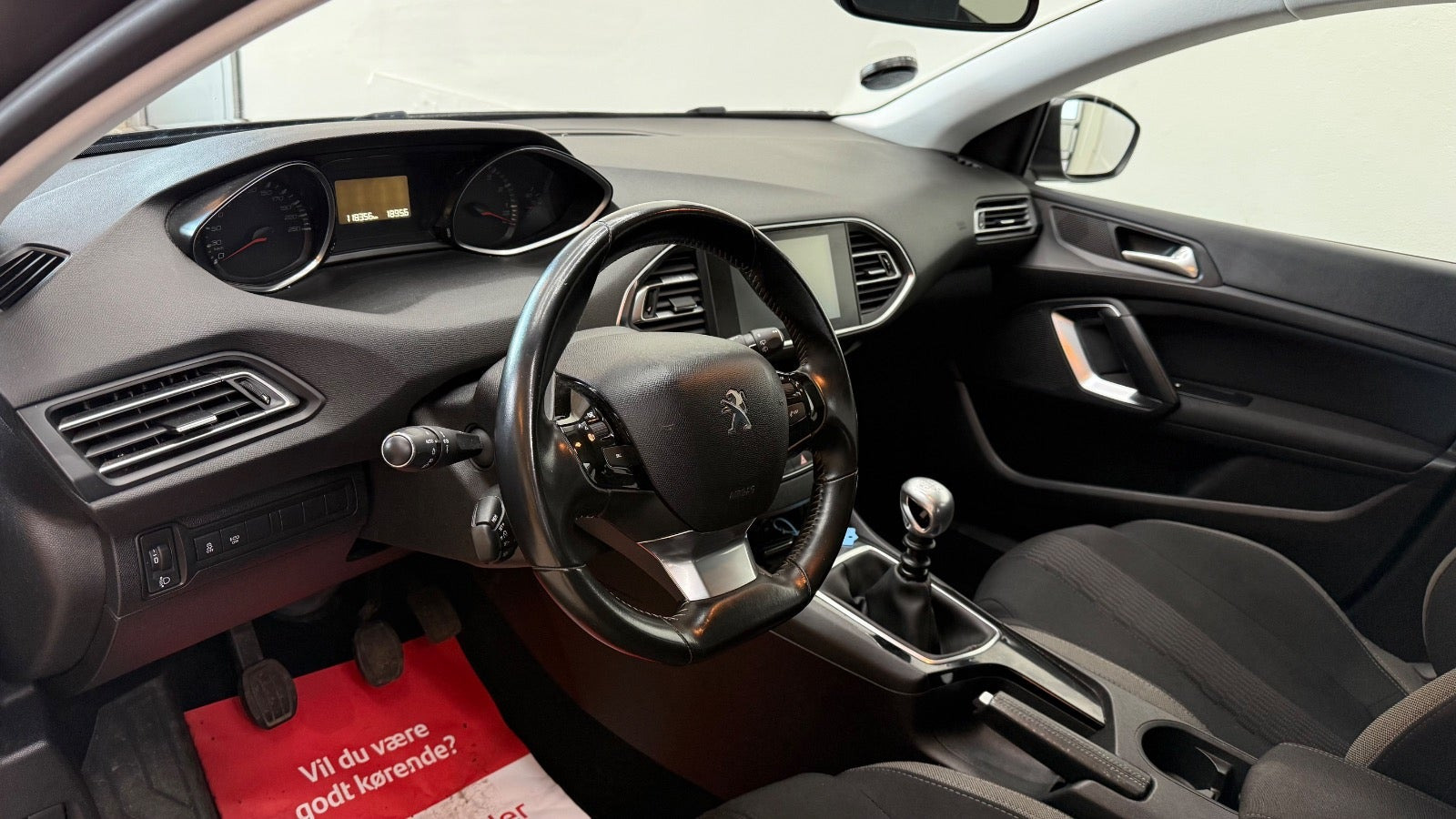 Grå Peugeot 308 fra 2016
