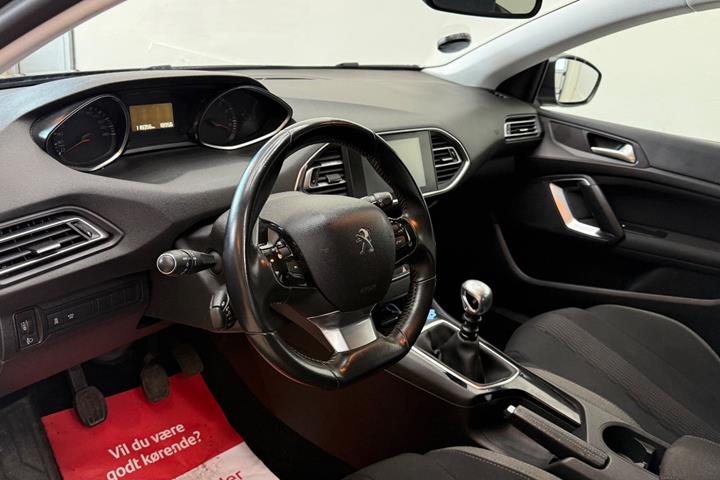 Grå Peugeot 308 fra 2016