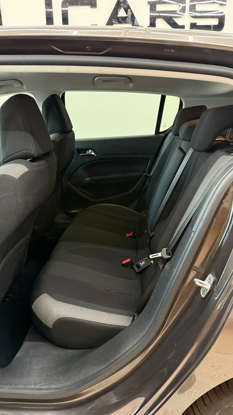 Grå Peugeot 308 fra 2016