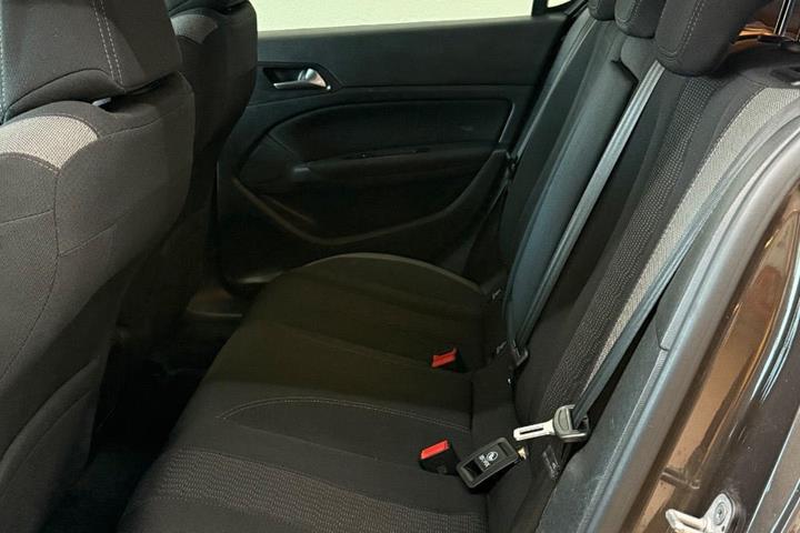 Grå Peugeot 308 fra 2016