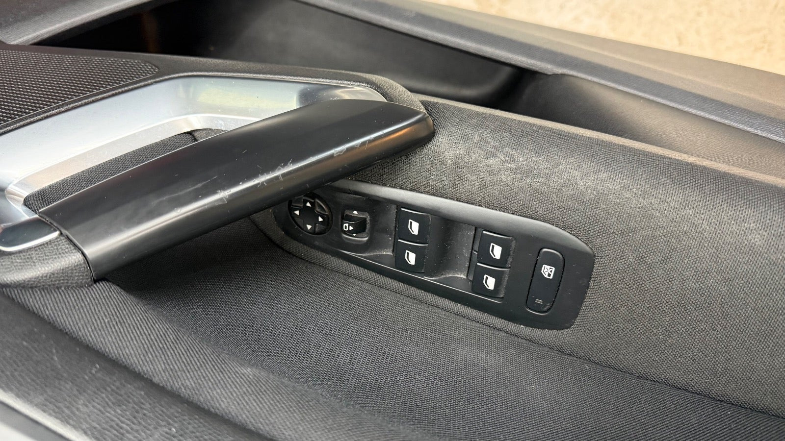 Grå Peugeot 308 fra 2016