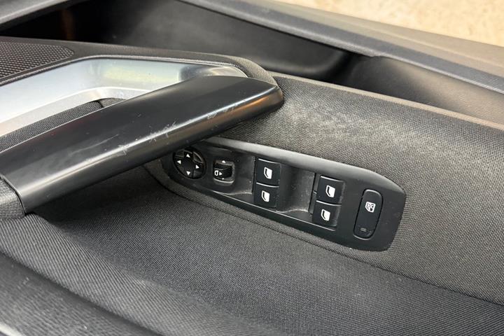 Grå Peugeot 308 fra 2016