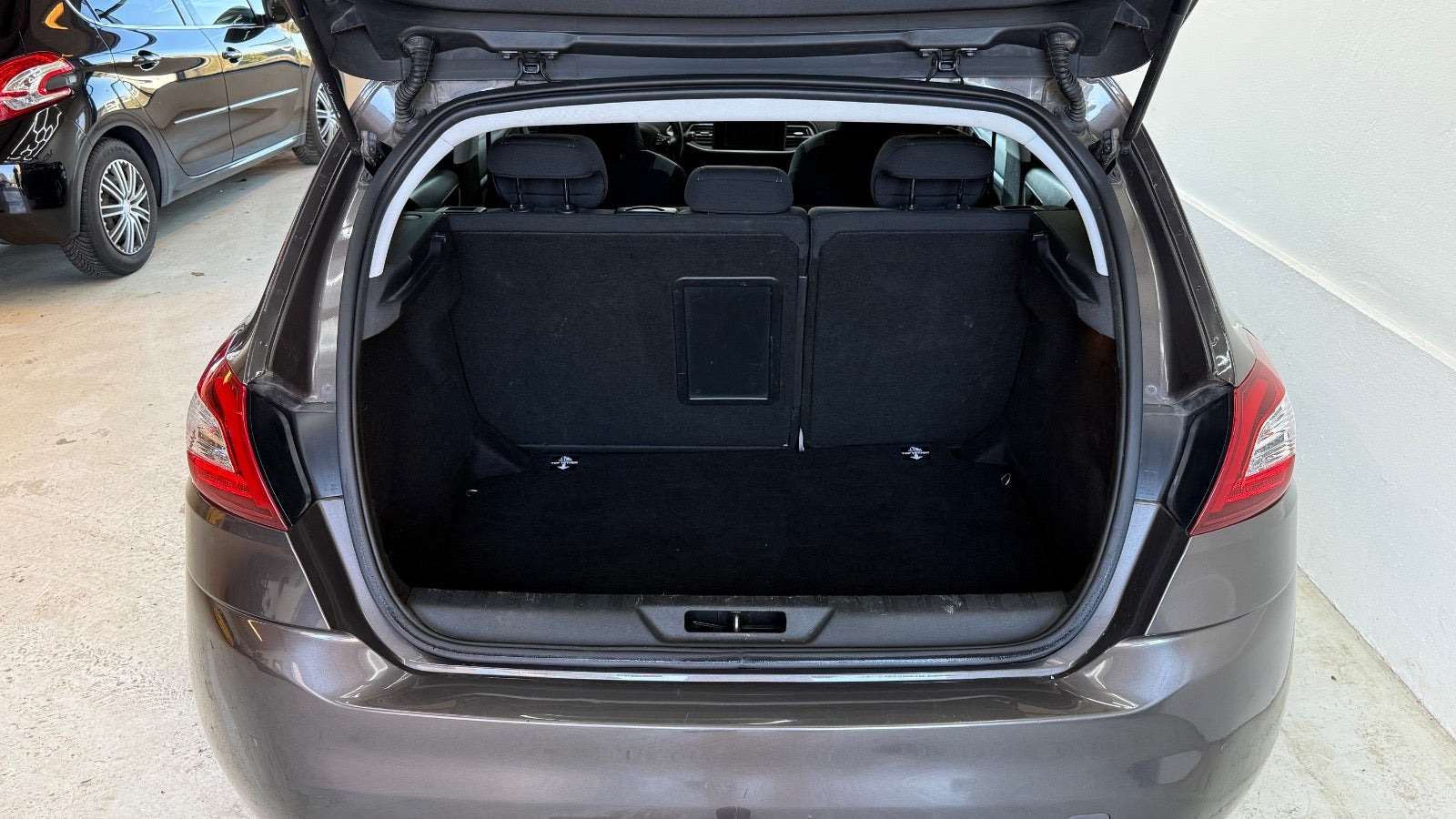 Grå Peugeot 308 fra 2016