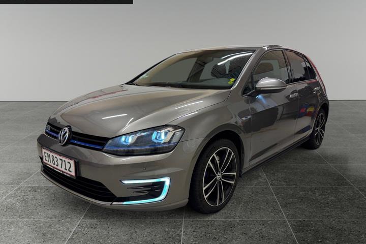 Grå VW Golf VII fra 2015 set udefra