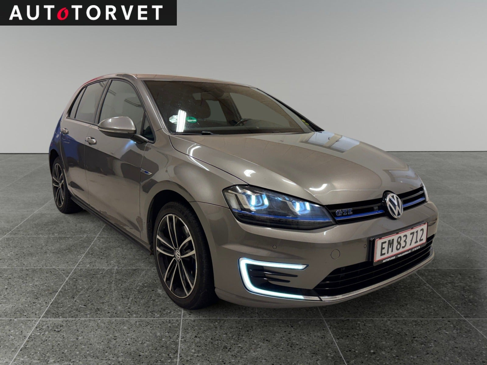 Grå VW Golf VII fra 2015