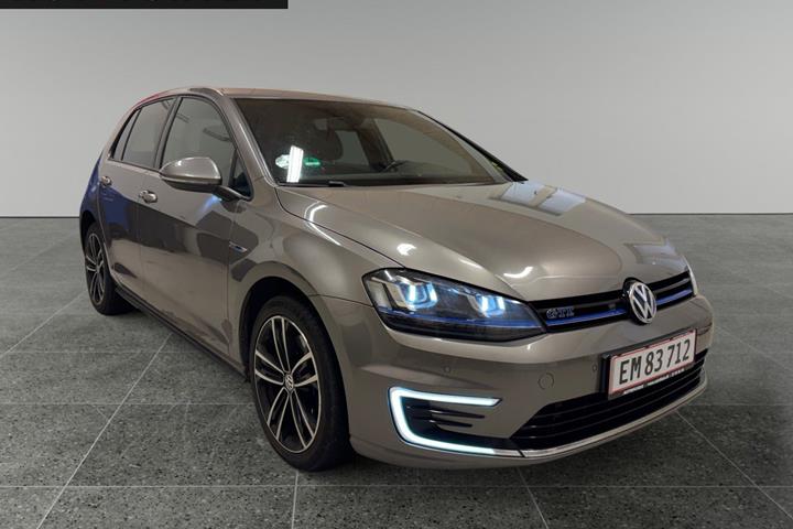 Grå VW Golf VII fra 2015