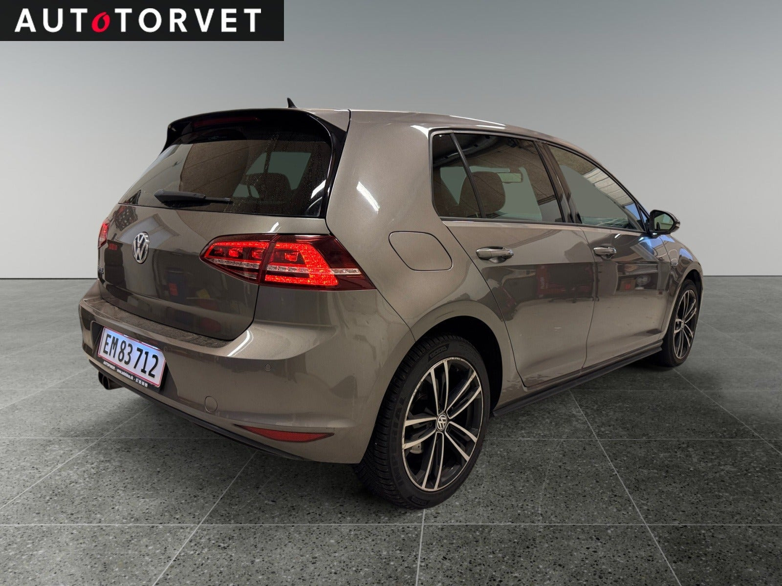 Grå VW Golf VII fra 2015