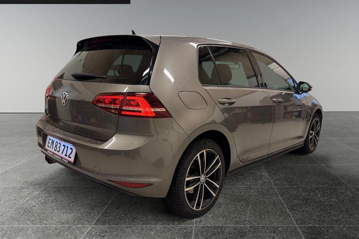 Grå VW Golf VII fra 2015