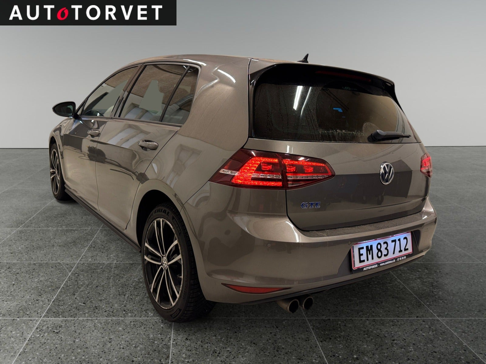 Grå VW Golf VII fra 2015