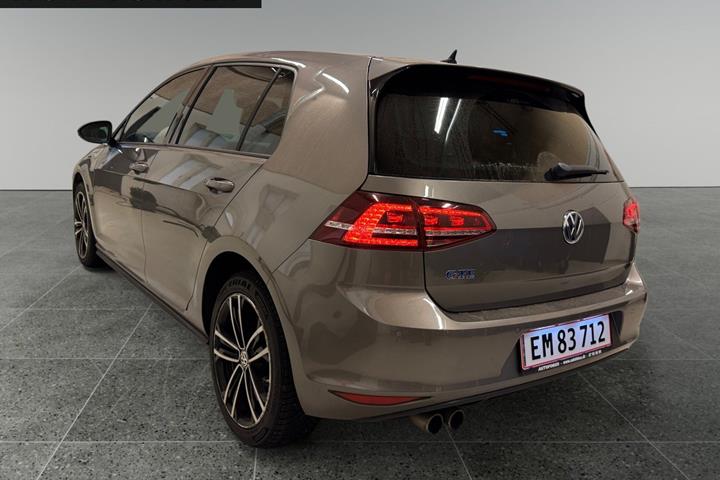Grå VW Golf VII fra 2015
