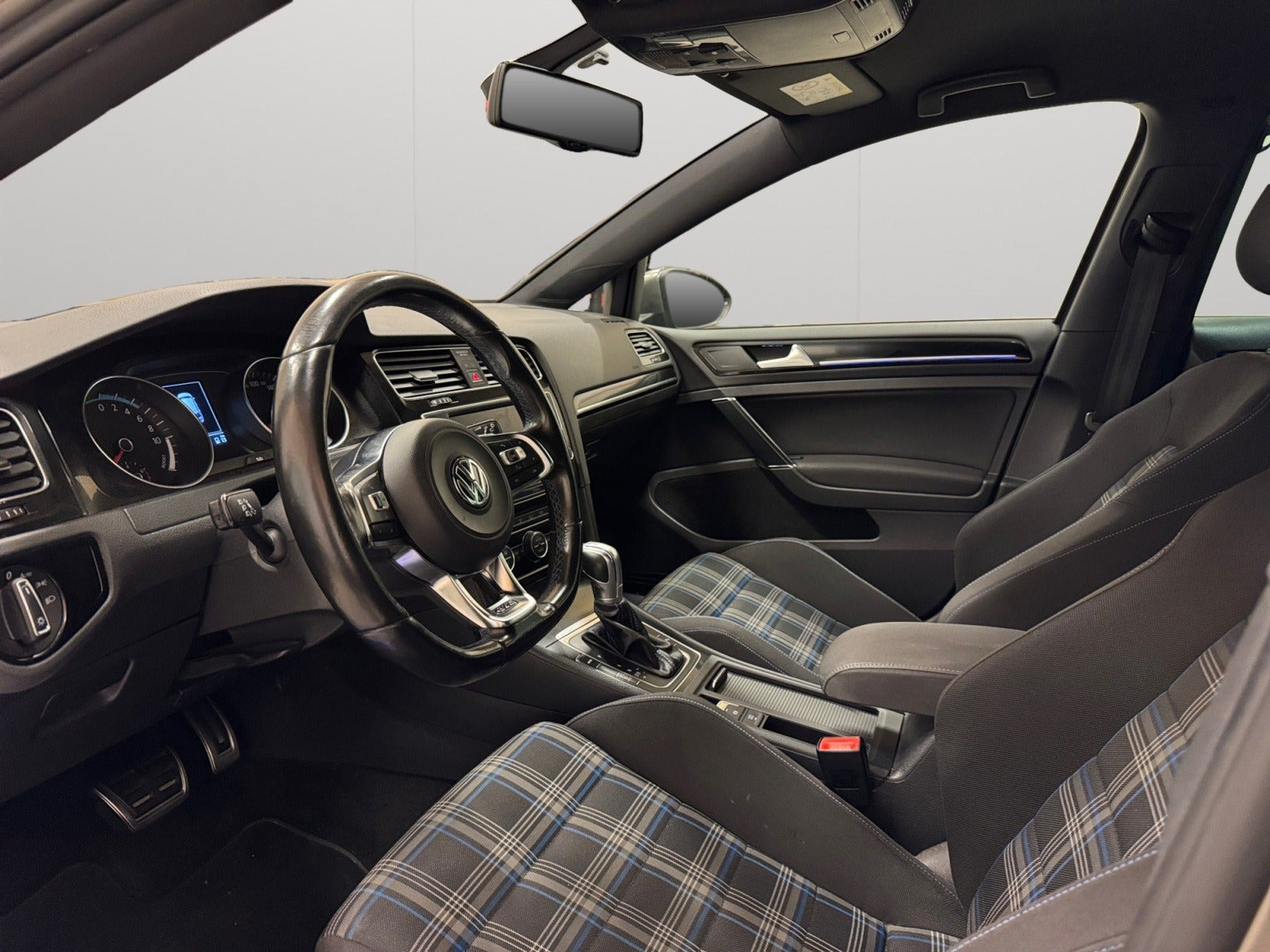 Grå VW Golf VII fra 2015