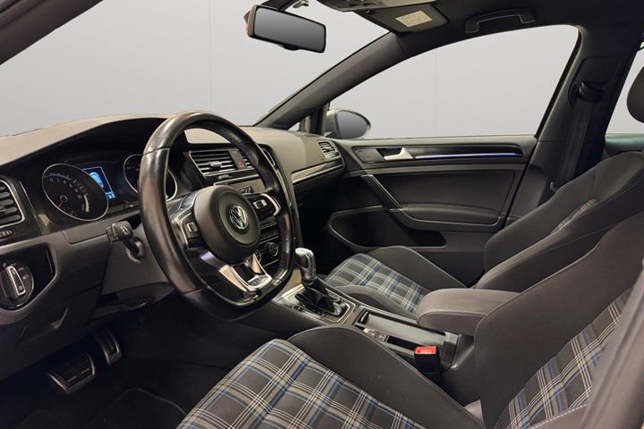 Grå VW Golf VII fra 2015