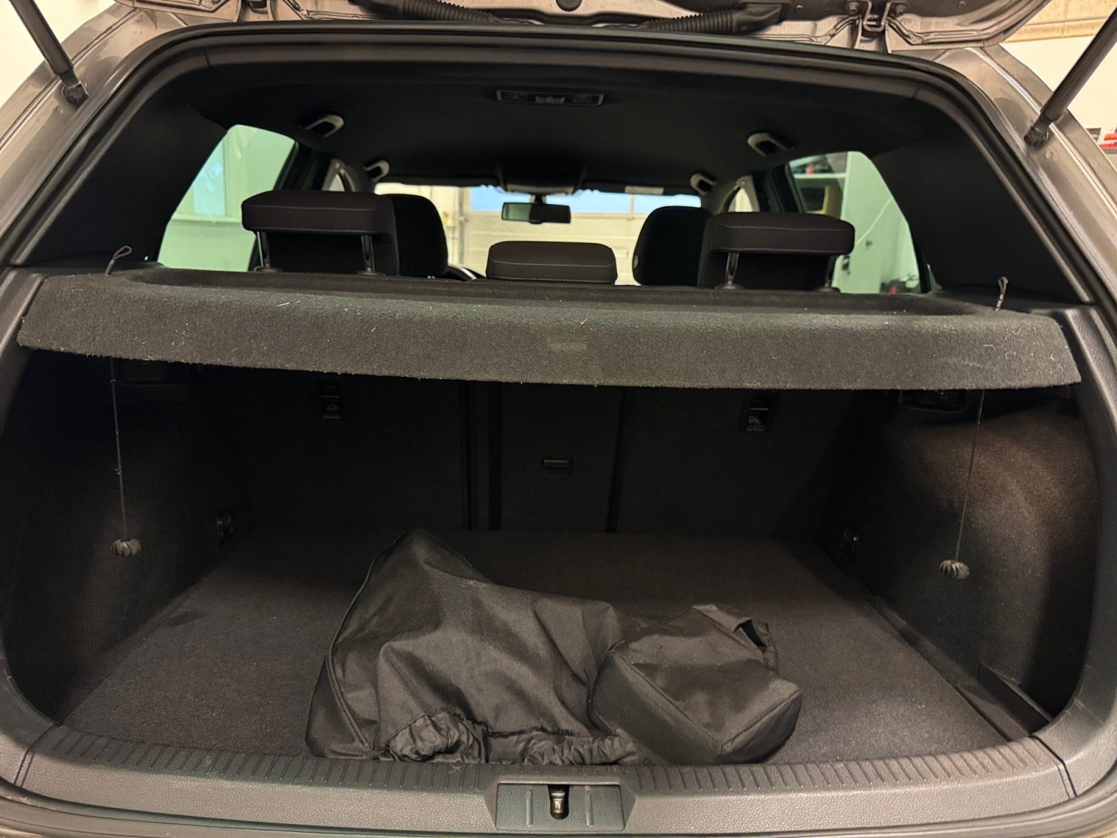 Grå VW Golf VII fra 2015