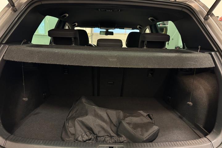 Grå VW Golf VII fra 2015