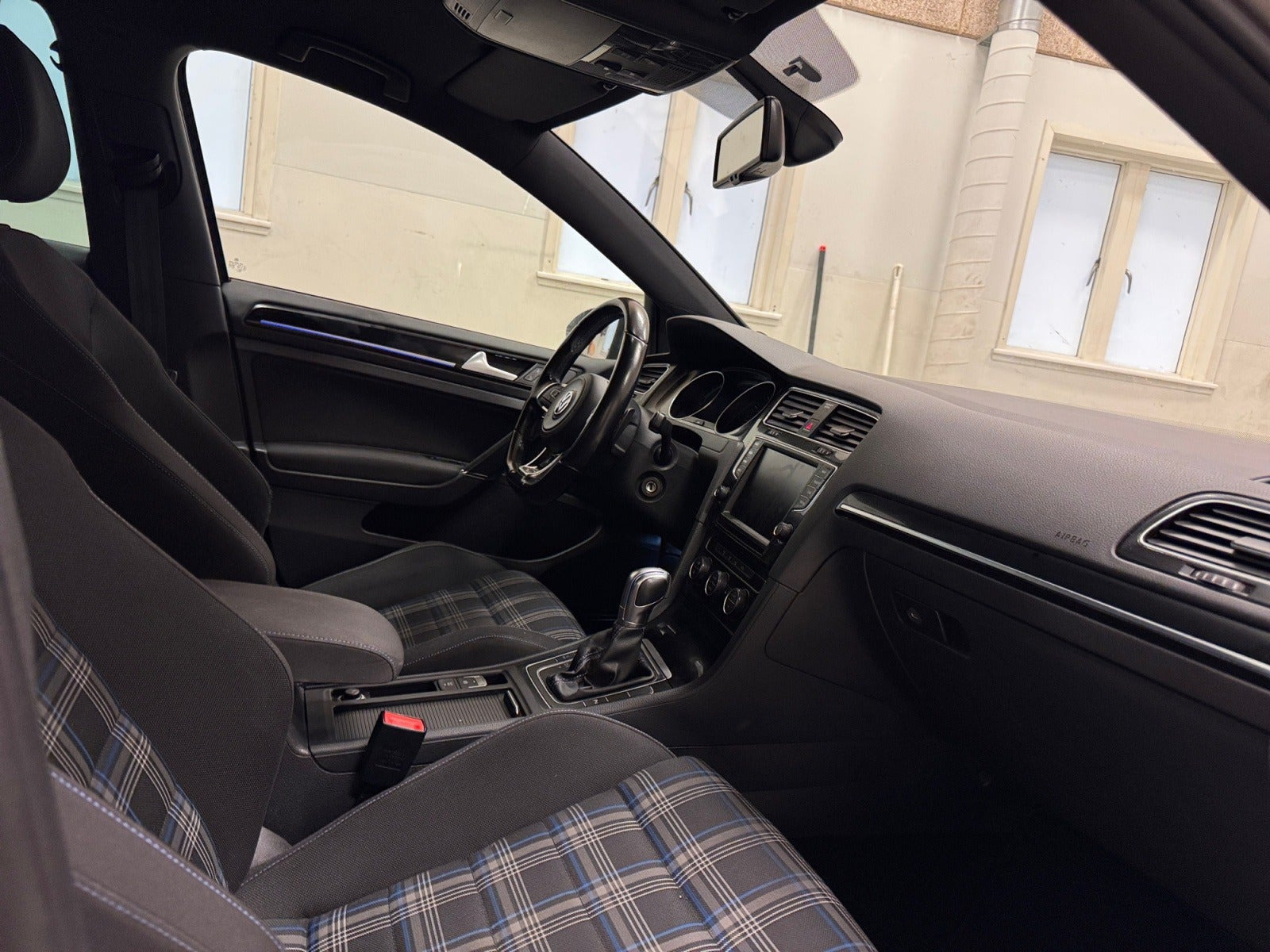 Grå VW Golf VII fra 2015