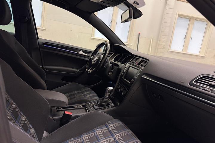 Grå VW Golf VII fra 2015
