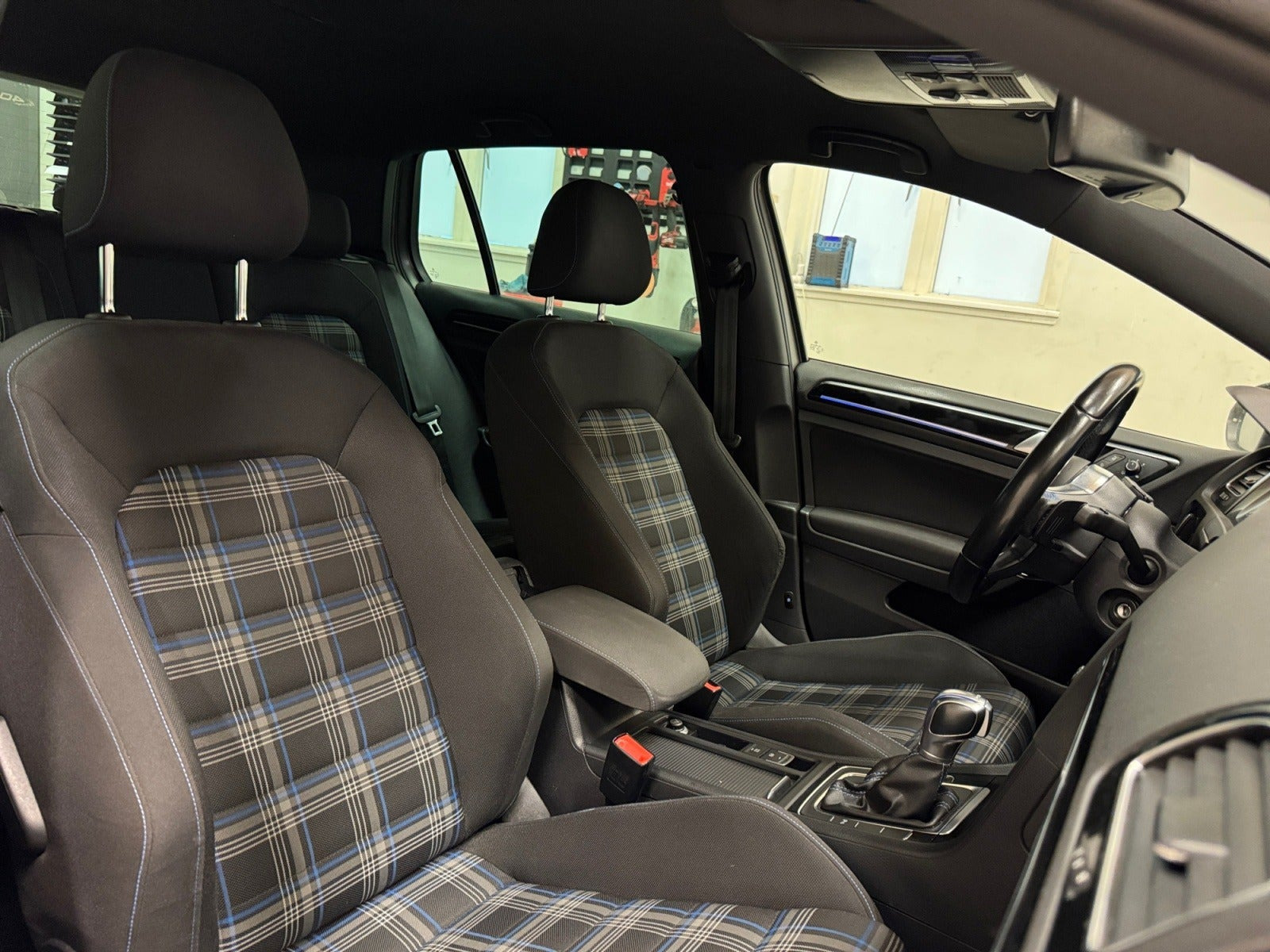 Grå VW Golf VII fra 2015