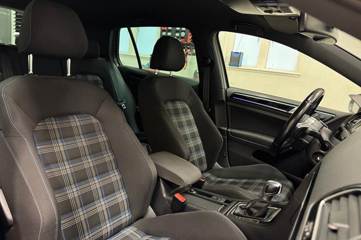 Grå VW Golf VII fra 2015