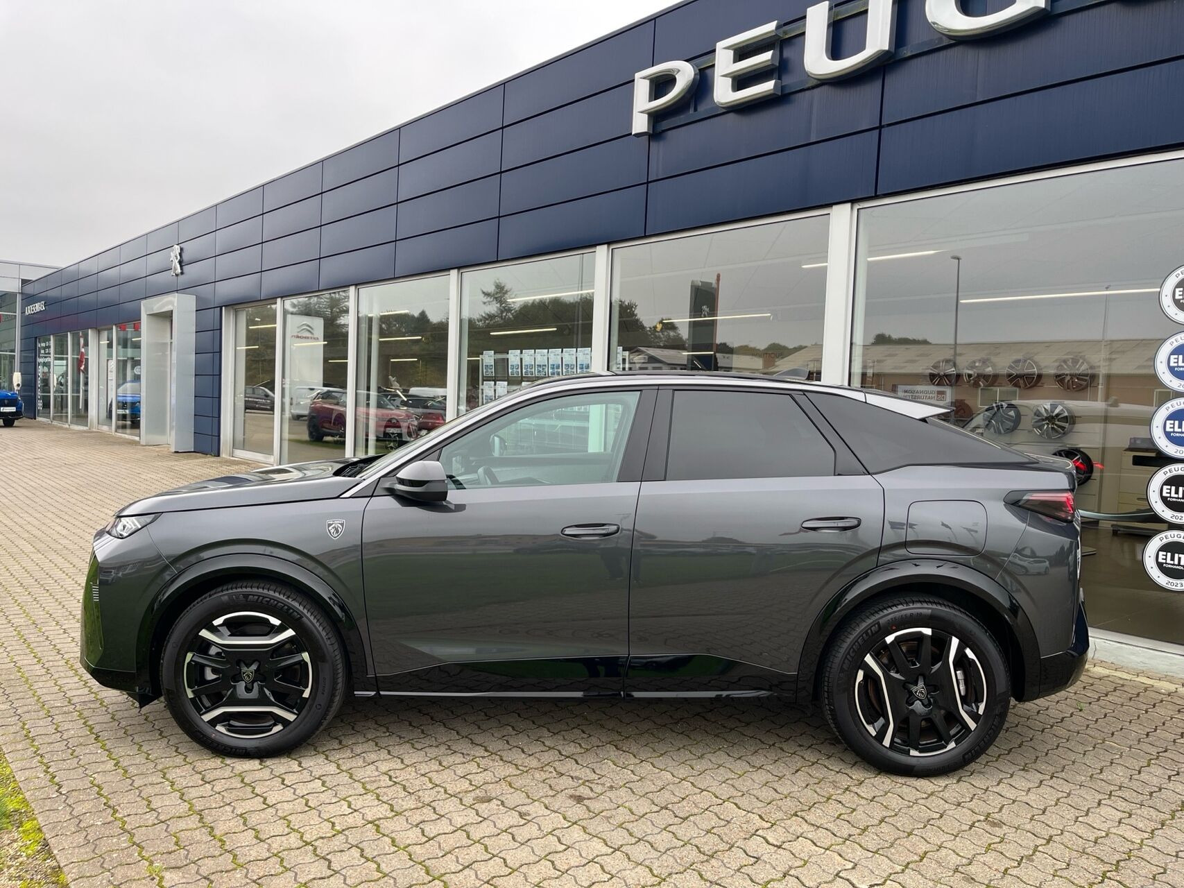 Grå Peugeot e-3008 fra 2026