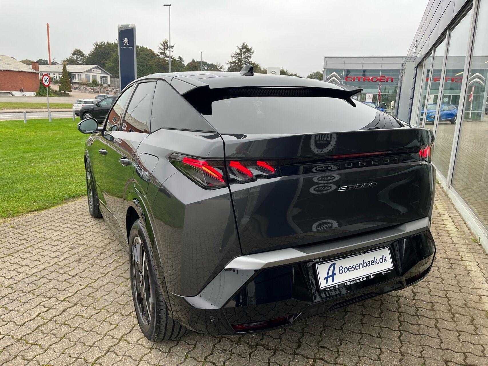Grå Peugeot e-3008 fra 2026