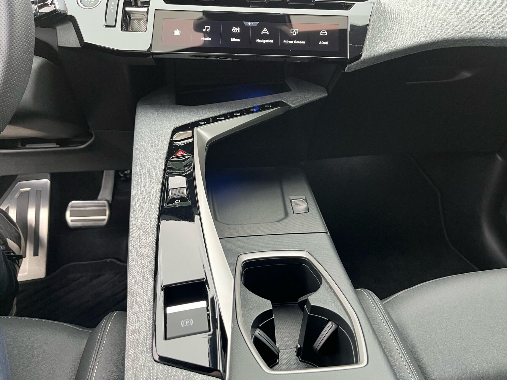 Grå Peugeot e-3008 fra 2026