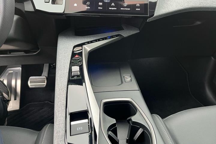 Grå Peugeot e-3008 fra 2026