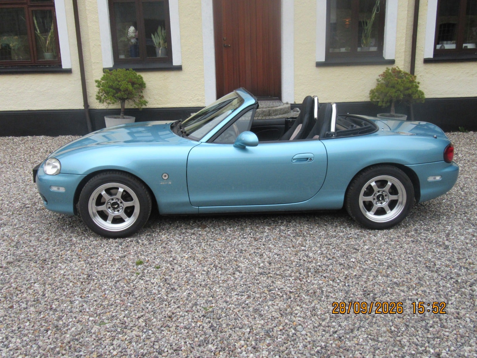 Blå Mazda MX-5 fra 2001
