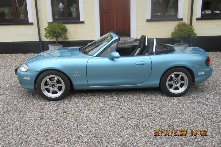 Blå Mazda MX-5 fra 2001