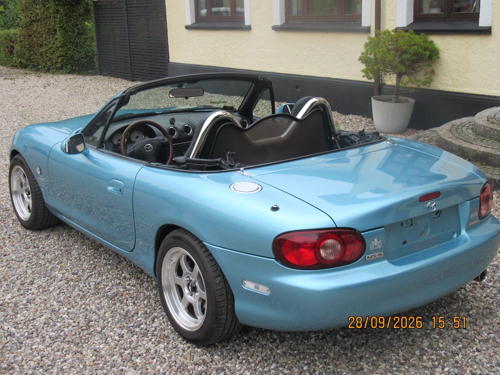 Blå Mazda MX-5 fra 2001
