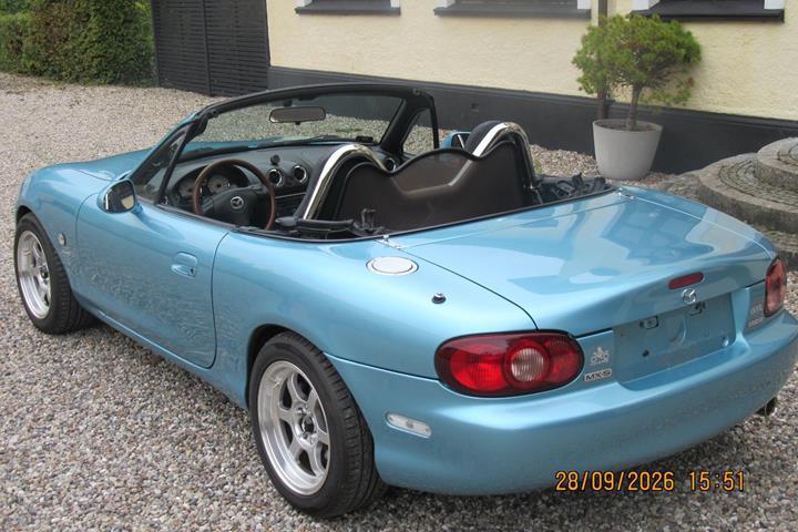 Blå Mazda MX-5 fra 2001
