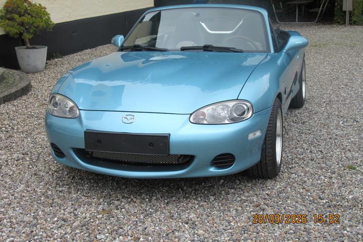 Blå Mazda MX-5 fra 2001