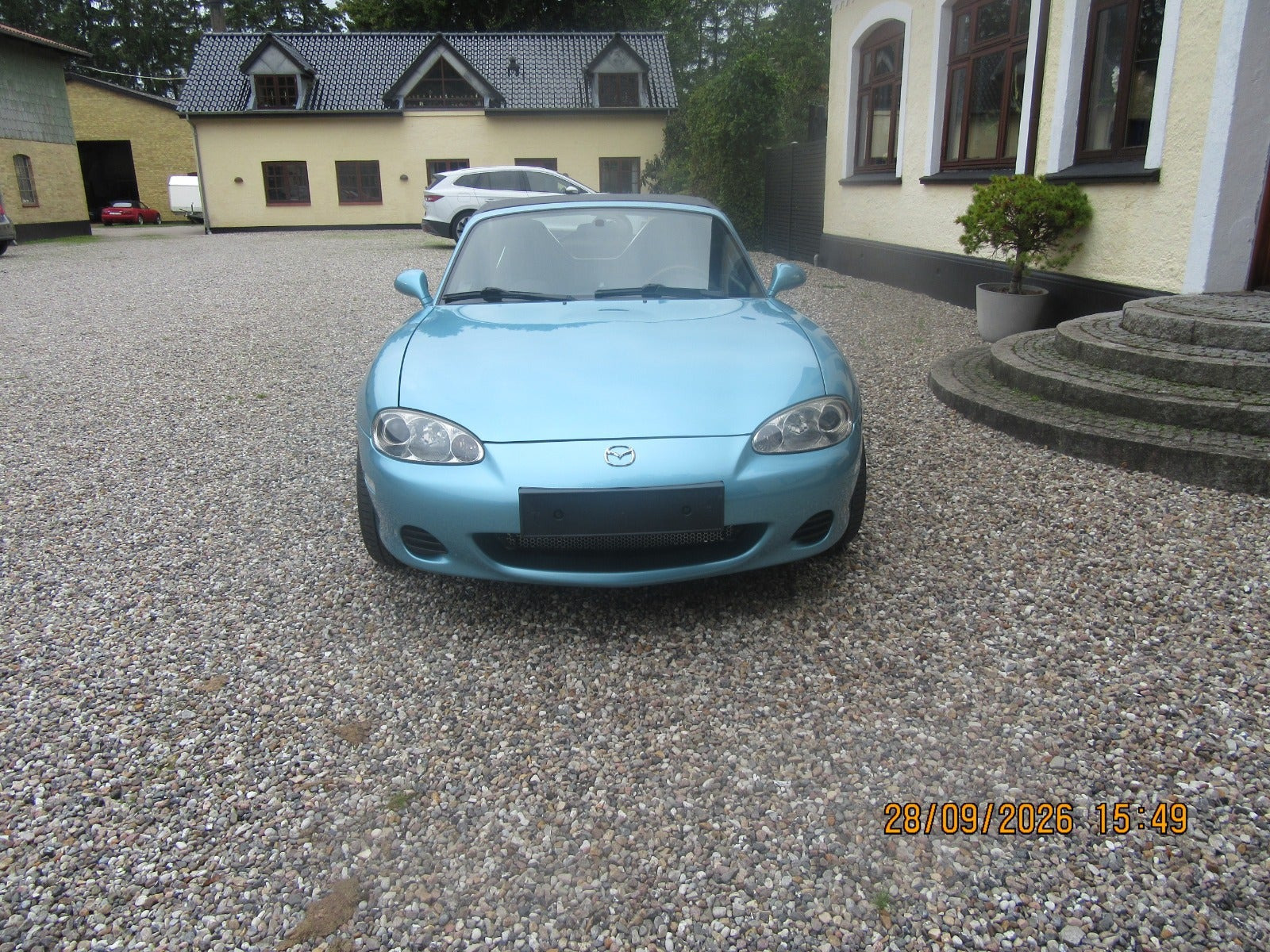 Blå Mazda MX-5 fra 2001