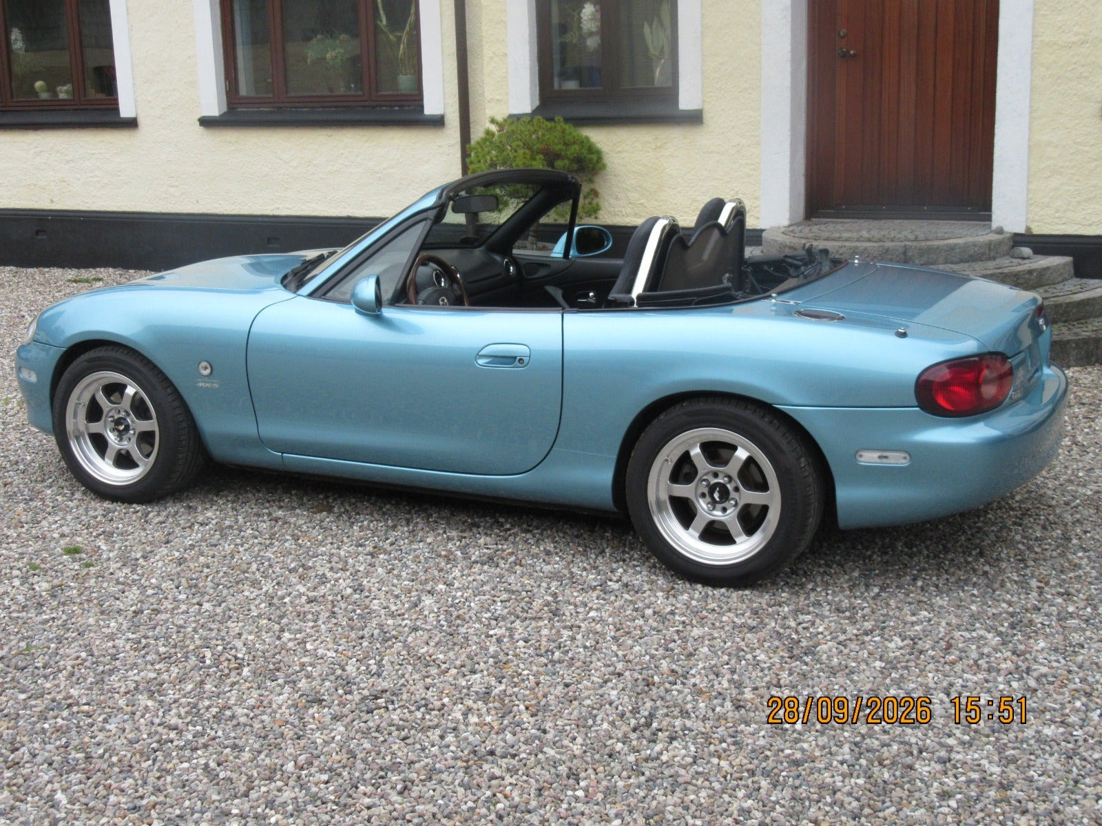 Blå Mazda MX-5 fra 2001