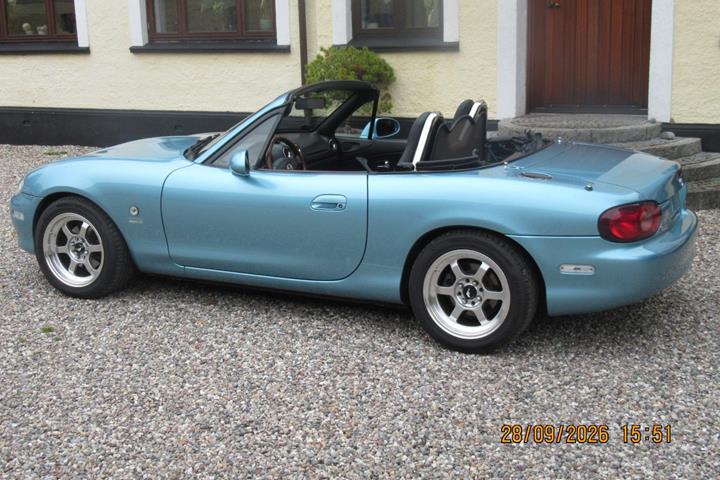 Blå Mazda MX-5 fra 2001