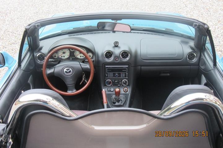 Blå Mazda MX-5 fra 2001