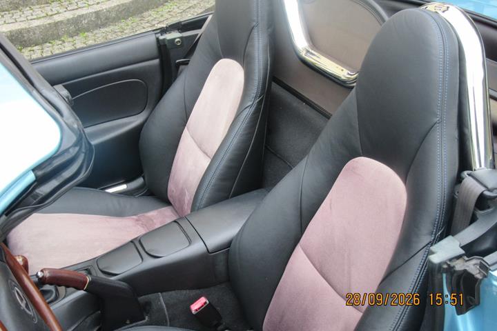 Blå Mazda MX-5 fra 2001