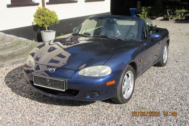 Blå Mazda MX-5 fra 2001