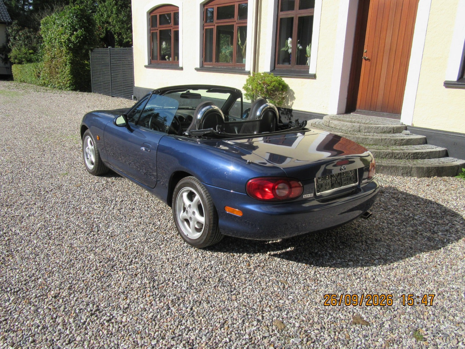 Blå Mazda MX-5 fra 2001