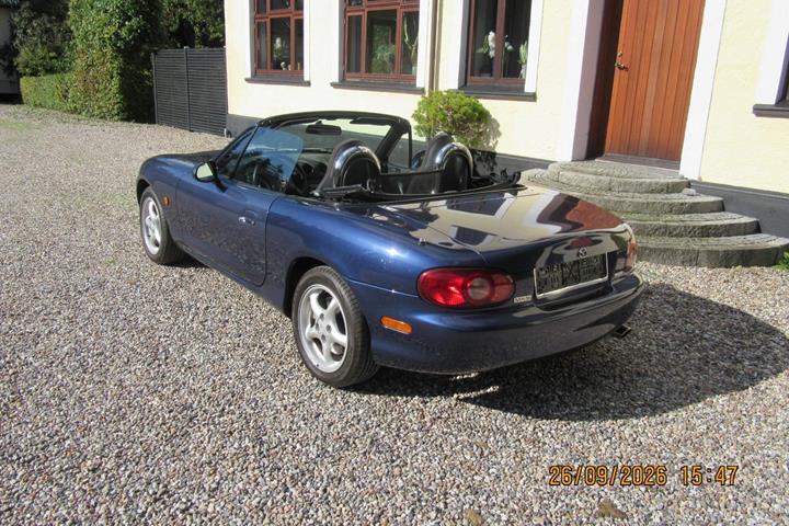 Blå Mazda MX-5 fra 2001